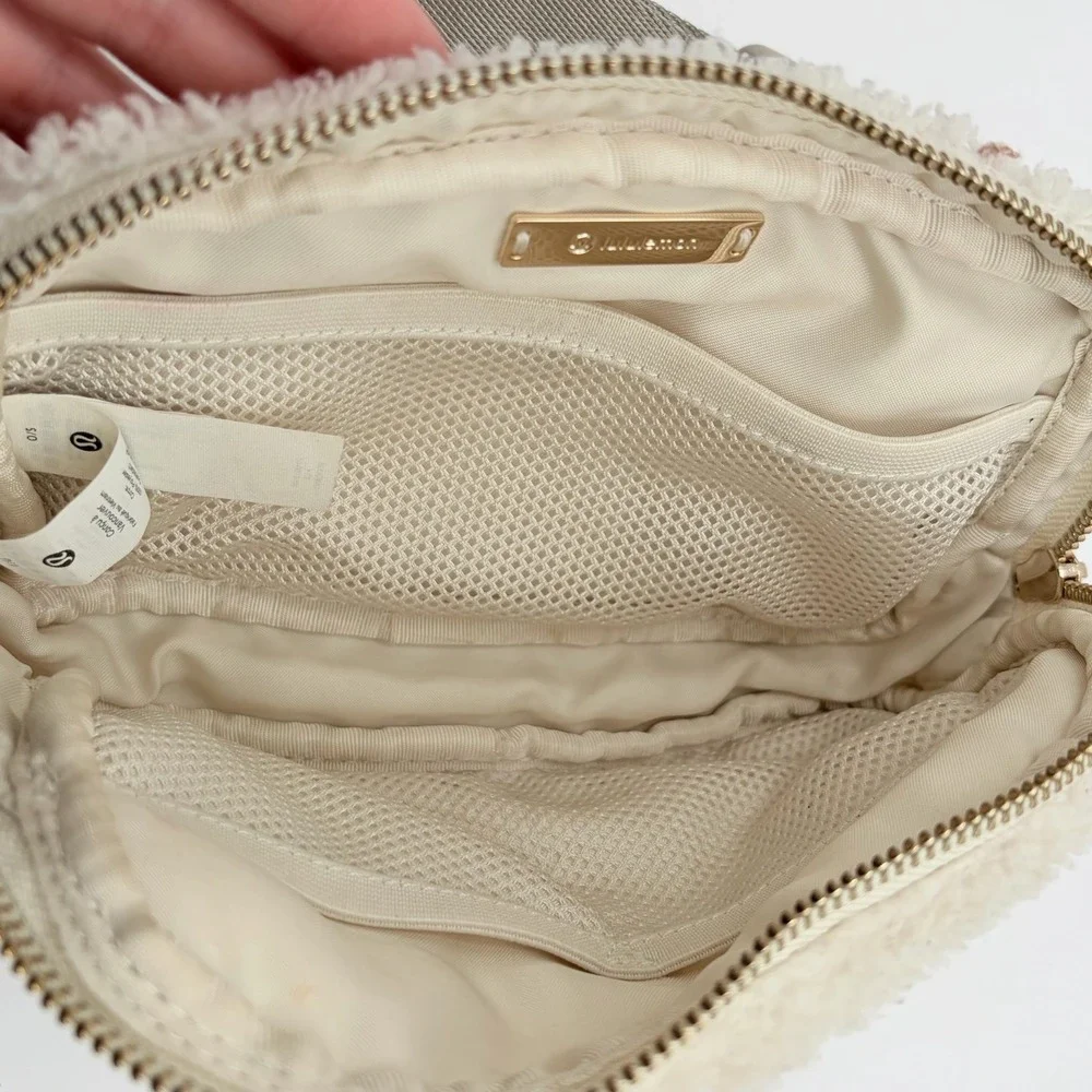 Lululemon Everywhere Belt Bag‎ Fleece White Opal/Gold Sherpa